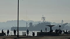 O navio Papaloapan, da Marinha mexicana, transportando ajuda, segundo o governo mexicano, chega à baía de Havana, em Cuba, a 12 de fevereiro de 2026.