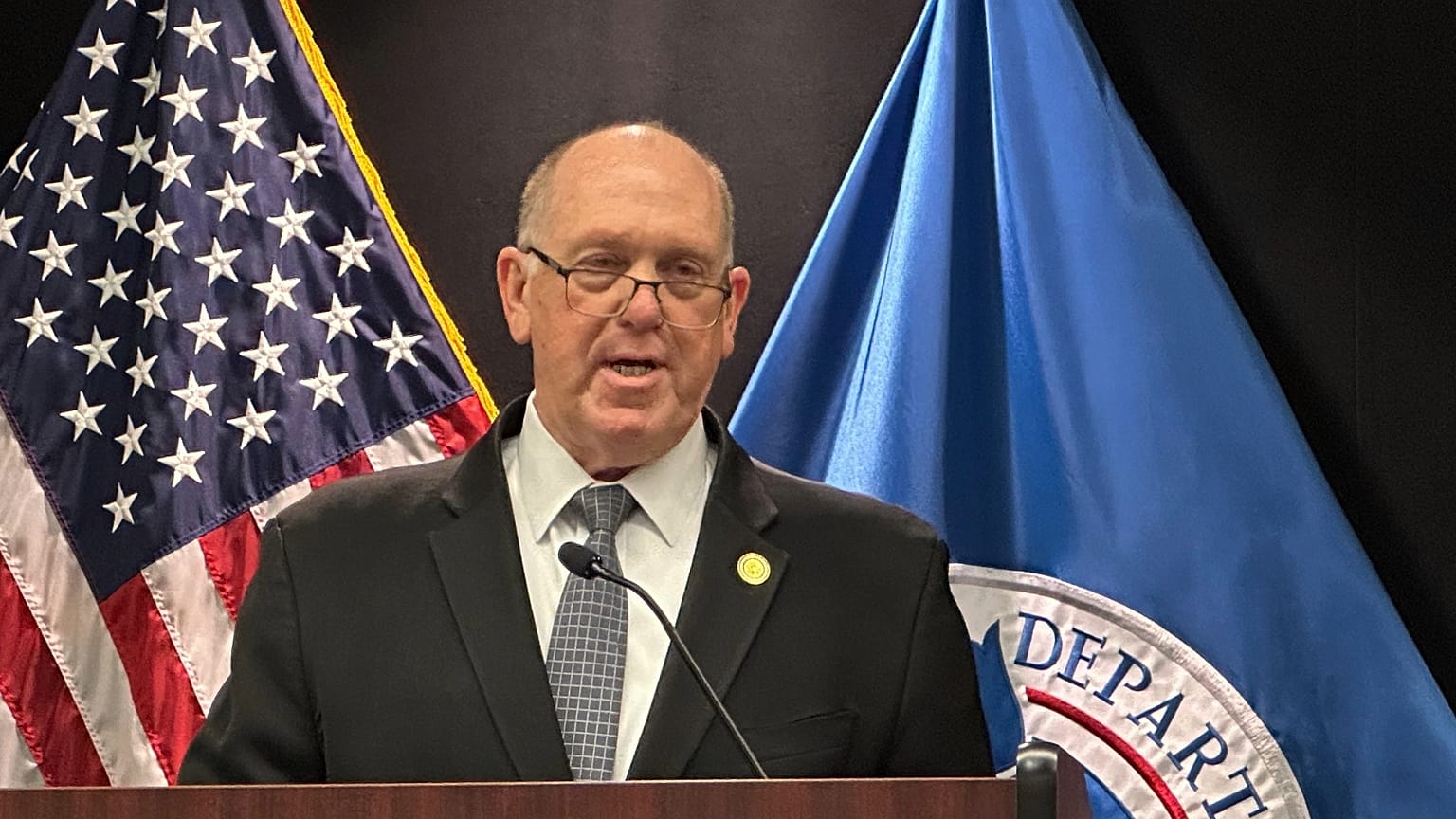 Tom Homan, a Fehér Ház határügyi cára sajtótájékoztatót tart a Bishop Whipple szövetségi épületben 2026. február 12-én, csütörtökön, Minneapolisban.