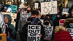 Pessoas participam num protesto anti-ICE em frente à Residência dos Governadores em St Paul, 6 de fevereiro de 2026