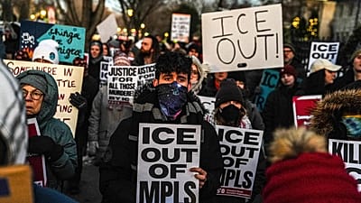 Le persone partecipano a una protesta anti-ICE davanti alla residenza dei governatori a St Paul, il 6 febbraio 2026.