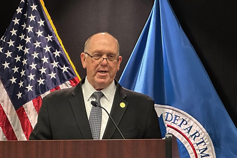 Tom Homan, czar da fronteira da Casa Branca, dá uma conferência de imprensa no edifício Bishop Whipple Federal em Minneapolis, 12 de fevereiro de 2026 