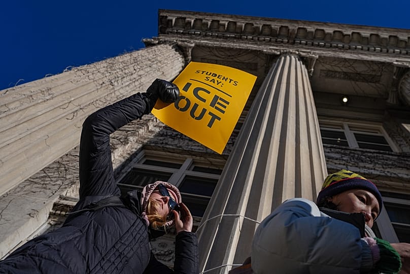 Um estudante segura um cartaz anti-ICE no campus da Universidade do Minnesota durante um protesto anti-ICE, 6 de fevereiro de 2026