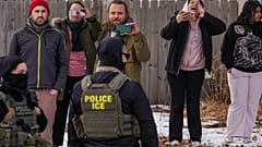 مراقبون يصورون بينما يقوم العملاء الفيدراليون بعمليات إنفاذ قوانين الهجرة يوم الخميس 5 فبراير 2026 في مينيابوليس