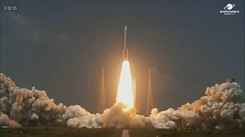 Il razzo più potente d’Europa, Ariane 64, decolla per il volo inaugurale con a bordo i satelliti di Amazon