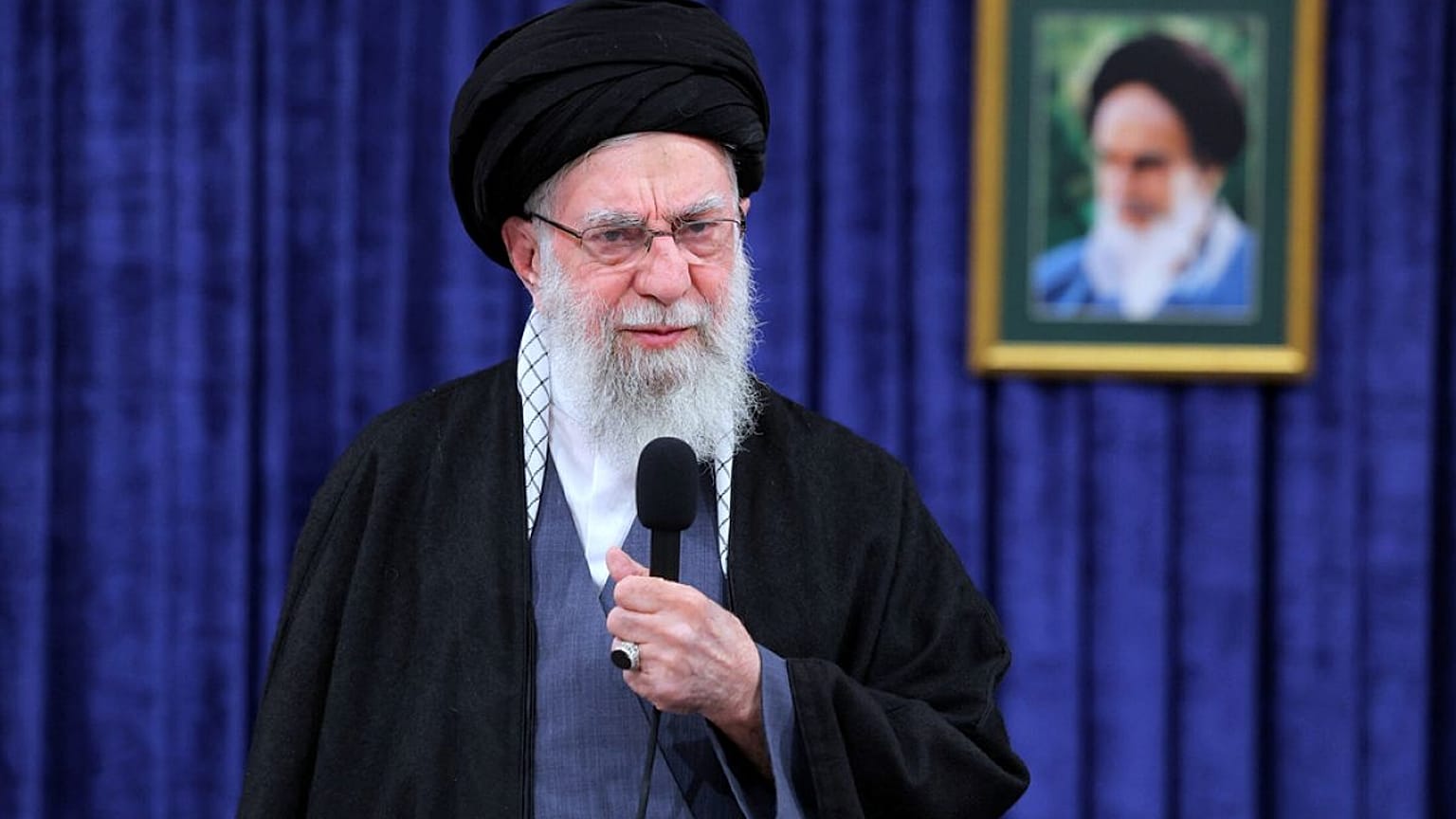 في هذه الصورة التي نشرها الموقع الرسمي لمكتب المرشد الأعلى الإيراني، يوم الاثنين 9 فبراير/شباط 2026، يظهر علي خامنئي وهو يلقي خطاباً متلفزاً.