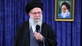 في هذه الصورة التي نشرها الموقع الرسمي لمكتب المرشد الأعلى الإيراني، يوم الاثنين 9 فبراير/شباط 2026، يظهر علي خامنئي وهو يلقي خطاباً متلفزاً.