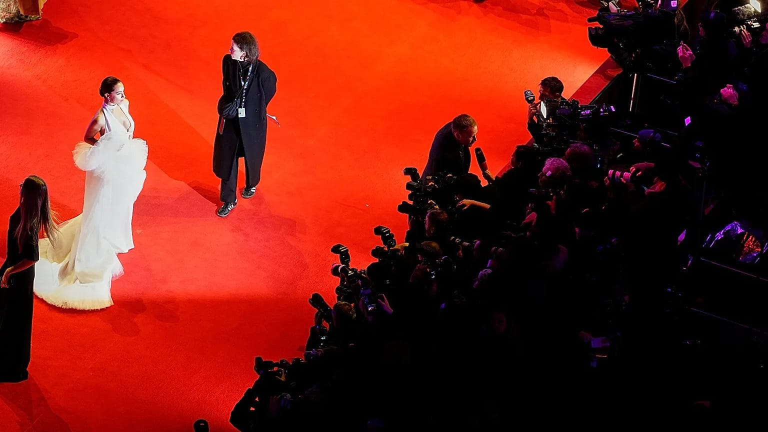 Gizem Emre posa para los fotógrafos en la alfombra roja de la ceremonia de apertura del Festival Internacional de Cine Berlinale, en Berlín, el 12 de febrero de 2026.