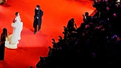 Gizem Emre posa para los fotógrafos en la alfombra roja de la ceremonia de apertura del Festival Internacional de Cine Berlinale, en Berlín, el 12 de febrero de 2026.
