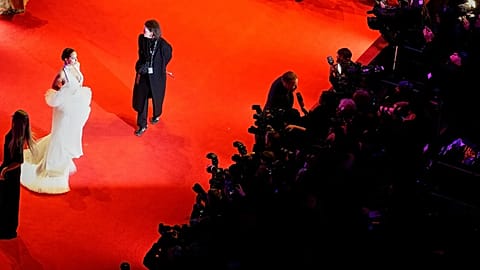 Gizem Emre posa para los fotógrafos en la alfombra roja de la ceremonia de apertura del Festival Internacional de Cine Berlinale, en Berlín, el 12 de febrero de 2026.