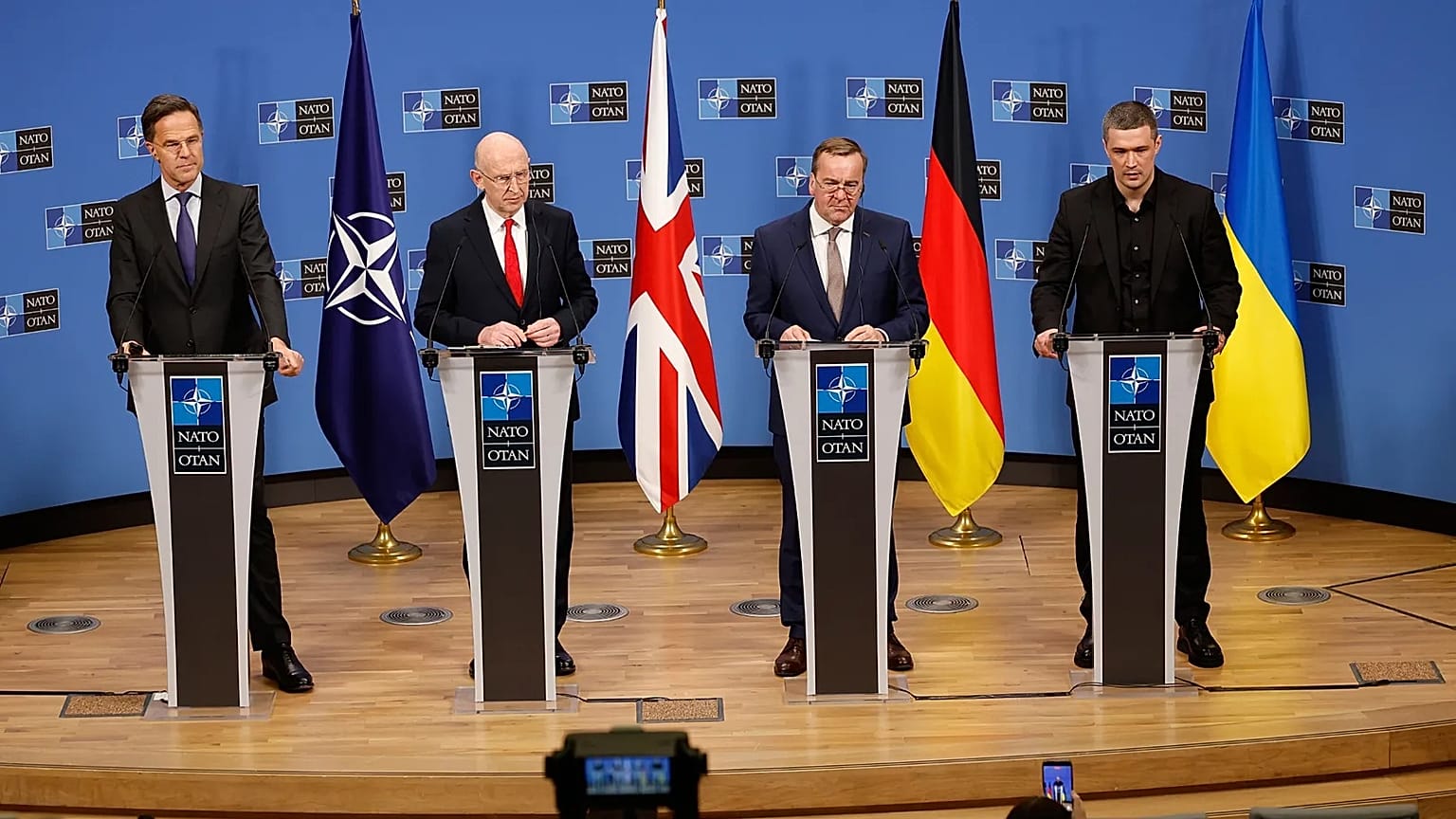 El secretario general de la OTAN, Mark Rutte, y los ministros de Defensa del Reino Unido, Alemania y Ucrania hablan en la sede de la OTAN en Bruselas, 12 de febrero de 2026.