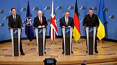 NATO-Generalsekretär Mark Rutte und die Verteidigungsminister des Vereinigten Königreichs, Deutschlands und der Ukraine sprechen im NATO-Hauptquartier in Brüssel, 12. Februar 2026