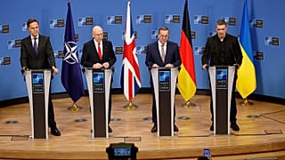 El secretario general de la OTAN, Mark Rutte, y los ministros de Defensa del Reino Unido, Alemania y Ucrania hablan en la sede de la OTAN en Bruselas, 12 de febrero de 2026.