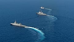 ��ورة تعبيرية- الفرقاطة اليابانية التابعة لقوات الدفاع الذاتي البحرية (JMSDF) JS Noshiro، والمدمرة الأمريكية USS Shoup (DDG86)، والسفينة الفلبينية BRP Jose Rizal، تُجري مناورات