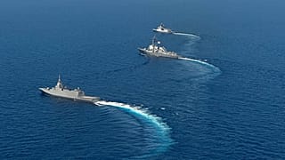 ��ورة تعبيرية- الفرقاطة اليابانية التابعة لقوات الدفاع الذاتي البحرية (JMSDF) JS Noshiro، والمدمرة الأمريكية USS Shoup (DDG86)، والسفينة الفلبينية BRP Jose Rizal، تُجري مناورات