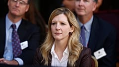 ARCHIV: Die Anwältin des Weißen Hauses, Kathryn Ruemmler, lauscht Präsident Barack Obama bei der Amtseinführung von FBI-Direktor James Comey in Washington, 28. Oktober 2013.