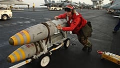Légibombák berakodása az USS Gerald R. Ford fedélzetén