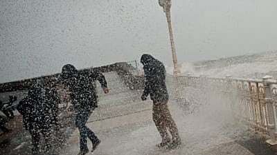 Menschen rennen bei Hochwasser auf der Promenade Paseo Nuevo in San Sebastian, Nordspanien, um sich vor dem Wasser zu schützen, 30. Januar 2015.