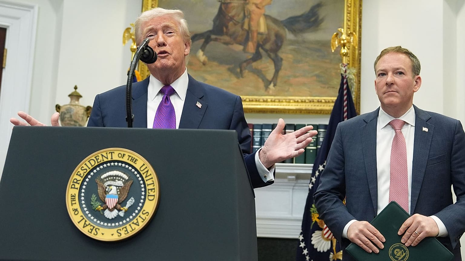 Donald Trump habla junto a Lee Zeldin, director de la EPA, y anuncia que dejará de regular gases de efecto invernadero, 12 de febrero de 2026 en Washington.