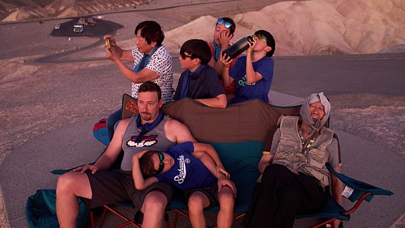 ARCHIVO Personas contemplan la puesta de sol bajo el calor en Zabriskie Point, en el Parque Nacional del Valle de la Muerte (California), el 3 de agosto de 2025. 