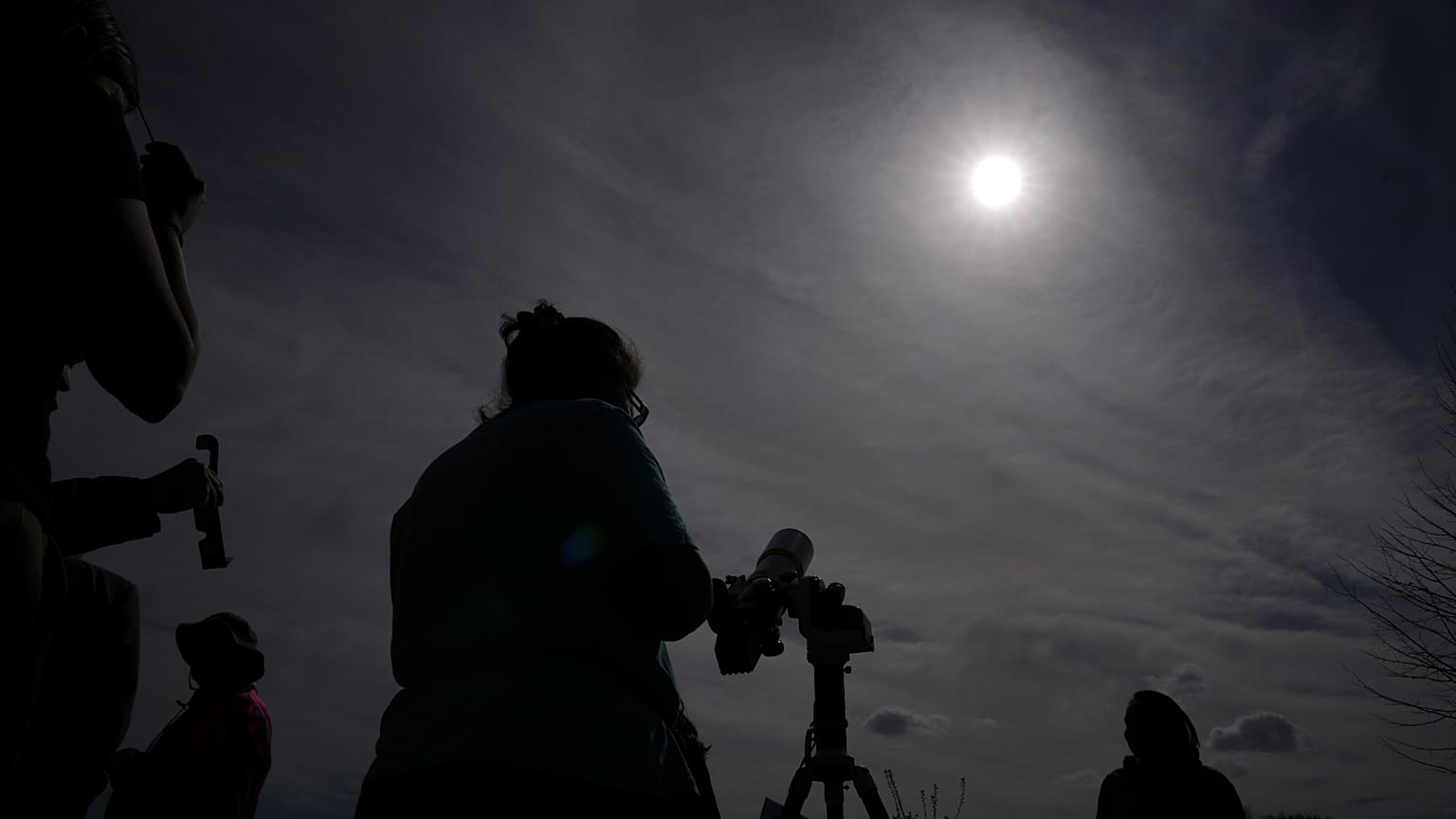 يشاهد الناس كسوفًا جزئيًا للشمس في لندن، يوم السبت 29 مارس 2025