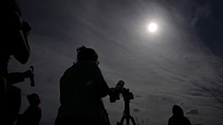 يشاهد الناس كسوفًا جزئيًا للشمس في لندن، يوم السبت 29 مارس 2025