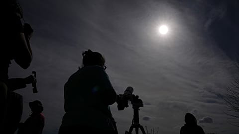 يشاهد الناس كسوفًا جزئيًا للشمس في لندن، يوم السبت 29 مارس 2025