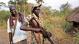 يظهر جنود المعارضة وهم يلتقطون صورة أثناء تحميل أسلحتهم في بلدة بانيومي، مقر المعارضة في ولاية إقليم وسط السودان، جنوب السودان.