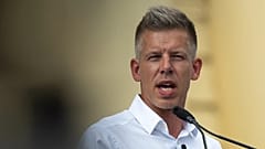 Péter Magyar, principal contrincante del primer ministro húngaro, Viktor Orbán, se dirige a los asistentes durante un mitin en la ciudad rural de Debrecen