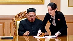 صورة أرشيفية - في هذه الصورة المؤرخة 19 سبتمبر/أيلول 2018، تظهر كيم يو جونغ (يمين الصورة) وهي تساعد شقيقها، الزعيم الكوري الشمالي كيم جونغ أون، في توقيع بيان مشترك عقب القمة ا