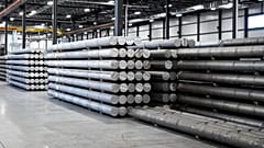 Archivbild: Aluminiumknüppel im vollelektrischen Strangpresswerk von Magna in Salaberry-de-Valleyfield, Québec, am dritten September 2025.