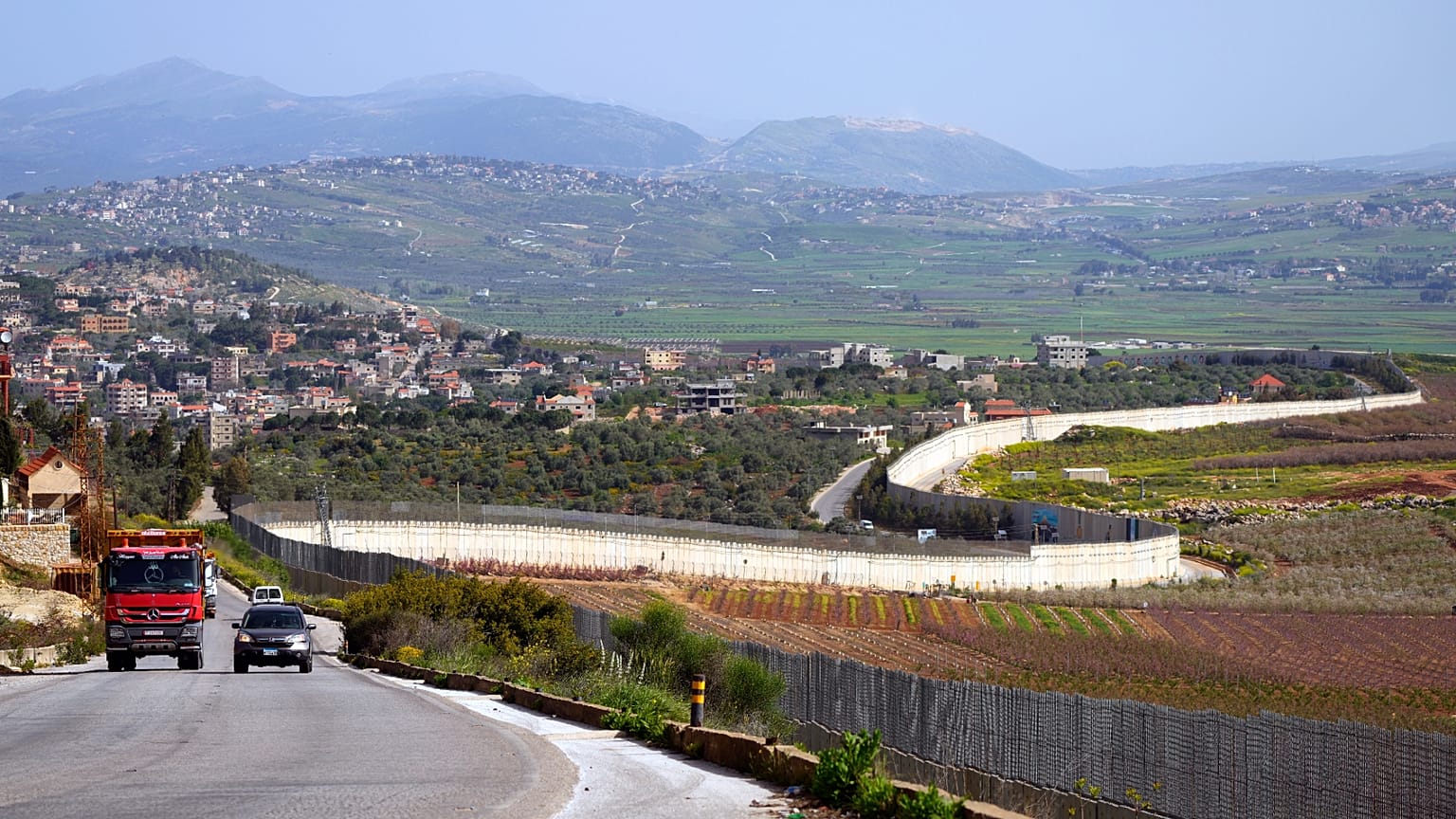 السيارات تتحرك في قرية كفر كيلا على الحدود اللبنانية–الإسرائيلية في جنوب شرق لبنان