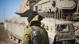 صورة أرشيفية_ جندي إسرائيلي يقف بجوار دبابة قرب الحدود مع سوريا في مرتفعات الجولان الخاضعة للسيطرة الإسرائيلية