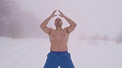 Stevanovic meditiert im Schnee.