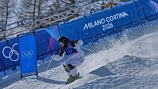 El finlandés Olli Penttala compite en la final masculina de baches de esquí acrobático en los JJOO de Invierno de 2026, en Livigno, Italia, jueves 12 de febrero.