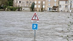 Eine überschwemmte Straße mit einem Schild mit der Aufschrift "Überschwemmungsgefahr" ist in Confolens zu sehen, wo der Sturm Nils am Donnerstag, 12. Februar 2026, schwere Überschwemmungen im Westen Frankreichs verursacht. 