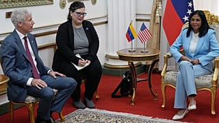 الرئيسة الفنزويلية بالوكالة ديلسي رودريغيز (يمين) تلتقي بوزير الطاقة الأمريكي كريس رايت (يسار) في قصر ميرافلوريس الرئاسي في كاراكاس، فنزويلا