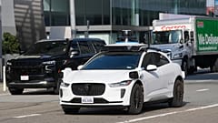 In San Francisco ist am Freitag, dem dreiundzwanzigsten Januar zweitausendsechsundzwanzig, ein autonomes Waymo-Fahrzeug zu sehen.