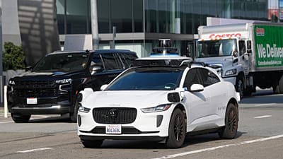 Se ve un vehículo autónomo de Waymo en San Francisco, el viernes 23 de enero de 2026.