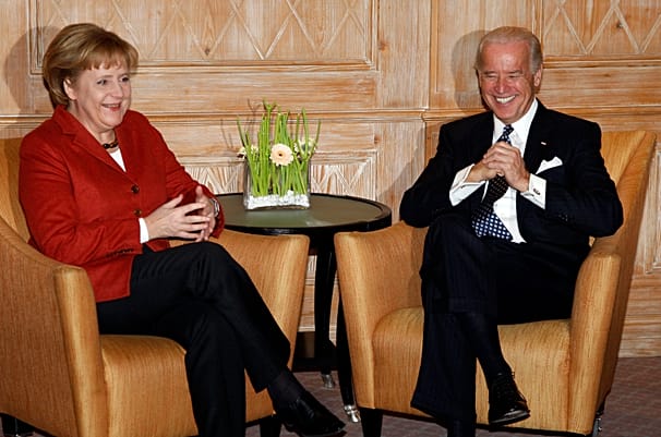 تصویری از آنگلا مرکل، صدر اعظم وقت آلمان در کنار جو بایدن، معاون باراک اوباما در حاشیه کنفرانس امنیتی مونیخ سال ۲۰۰۹