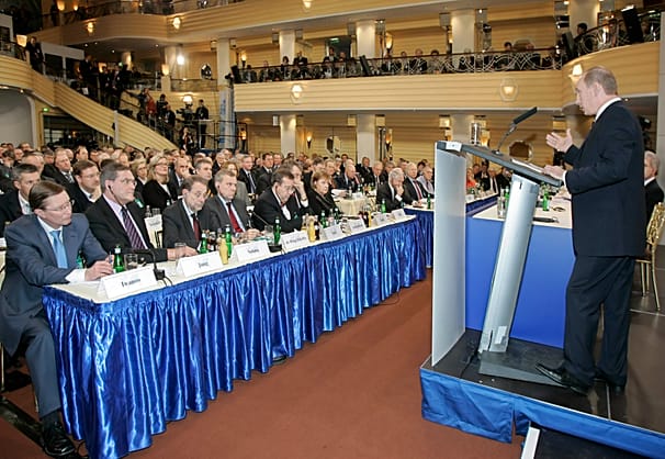 ولادمیر پوتین، در کنفرانس امنیتی مونیخ سال ۲۰۰۷ در حال سخنرانی برای حاضران است