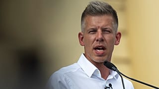 Macaristan Başbakanı Viktor Orbán'ın en güçlü rakibi Péter Magyar, kırsal Debrecen kentinde düzenlenen bir kampanya mitinginde halka hitap ediyor.