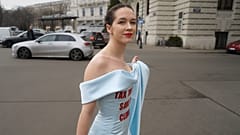 Lena Schilling erscheint beim Wiener Opernball in einem Kleid mit der Aufschrift: 'Besteuert die Reichen, rettet das Klima'.