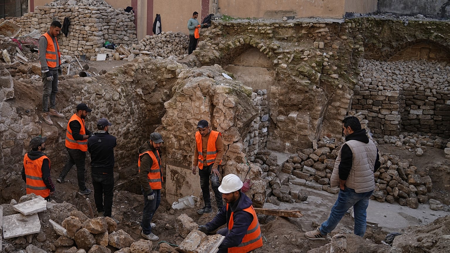 عمال يتفقدون حمام السمرة، وهو حمام تاريخي في مدينة غزة، بعد تعرضه لأضرار بالغة خلال حرب إسرائيل وحماس