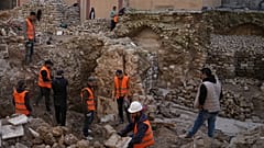 عمال يتفقدون حمام السمرة، وهو حمام تاريخي في مدينة غزة، بعد تعرضه لأضرار بالغة خلال حرب إسرائيل وحماس