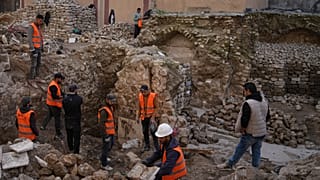 عمال يتفقدون حمام السمرة، وهو حمام تاريخي في مدينة غزة، بعد تعرضه لأضرار بالغة خلال حرب إسرائيل وحماس