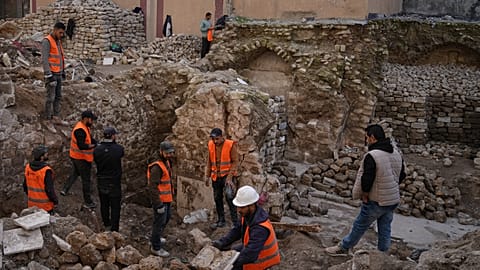 عمال يتفقدون حمام السمرة، وهو حمام تاريخي في مدينة غزة، بعد تعرضه لأضرار بالغة خلال حرب إسرائيل وحماس