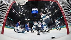 Un disparo de Adam Ruzicka de Eslovaquia entra en una red abierta durante un partido de la ronda preliminar de hockey sobre hielo masculino en los Juegos Olímpicos de Invierno 2026 en Milán, 11 de febrero de 2026.