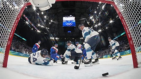 Un tiro dello slovacco Adam Ruzicka finisce in rete durante una partita delle eliminatorie di hockey su ghiaccio maschile alle Olimpiadi invernali 2026 a Milano, 11 febbraio 2026.