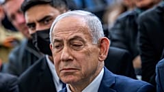 رئيس الوزراء الإسرائيلي بنيامين نتنياهو يتفاعل خلال جنازة الرهينة الإسرائيلي ران جفيلي، الذي أعيدت رفاته إلى إسرائيل