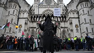 أنصار حركة بالستاين أكشنن ينظمون احتجاجًا خارج محكمة العدل الملكية في لندن، الجمعة 13 فبراير 2026.